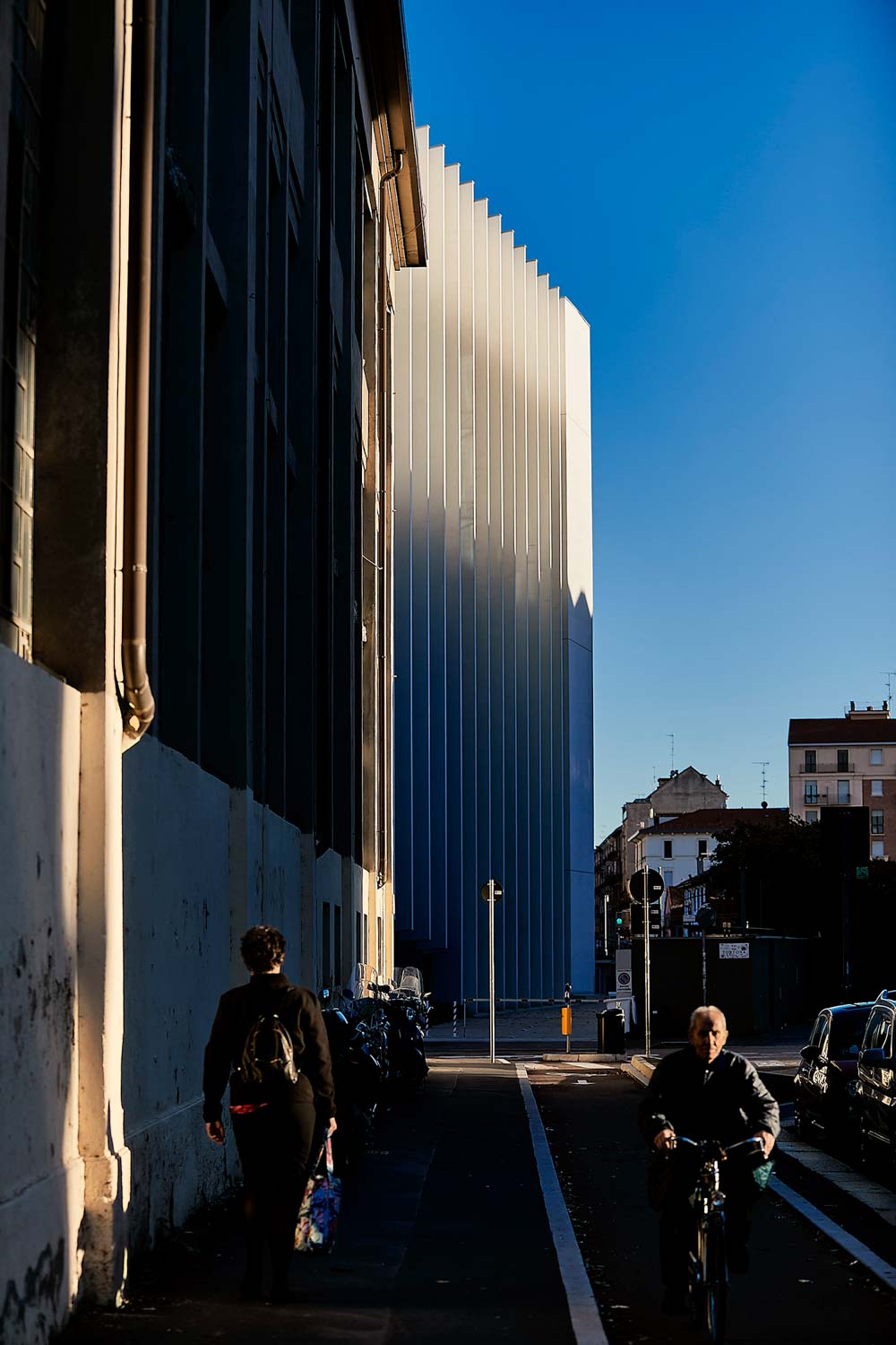 Reportage aziendale corporate real esteate milano da fotografo di interni immobiliare con foto di architettura a milano e fotografia urbana con gente e non in posa stile reportage.