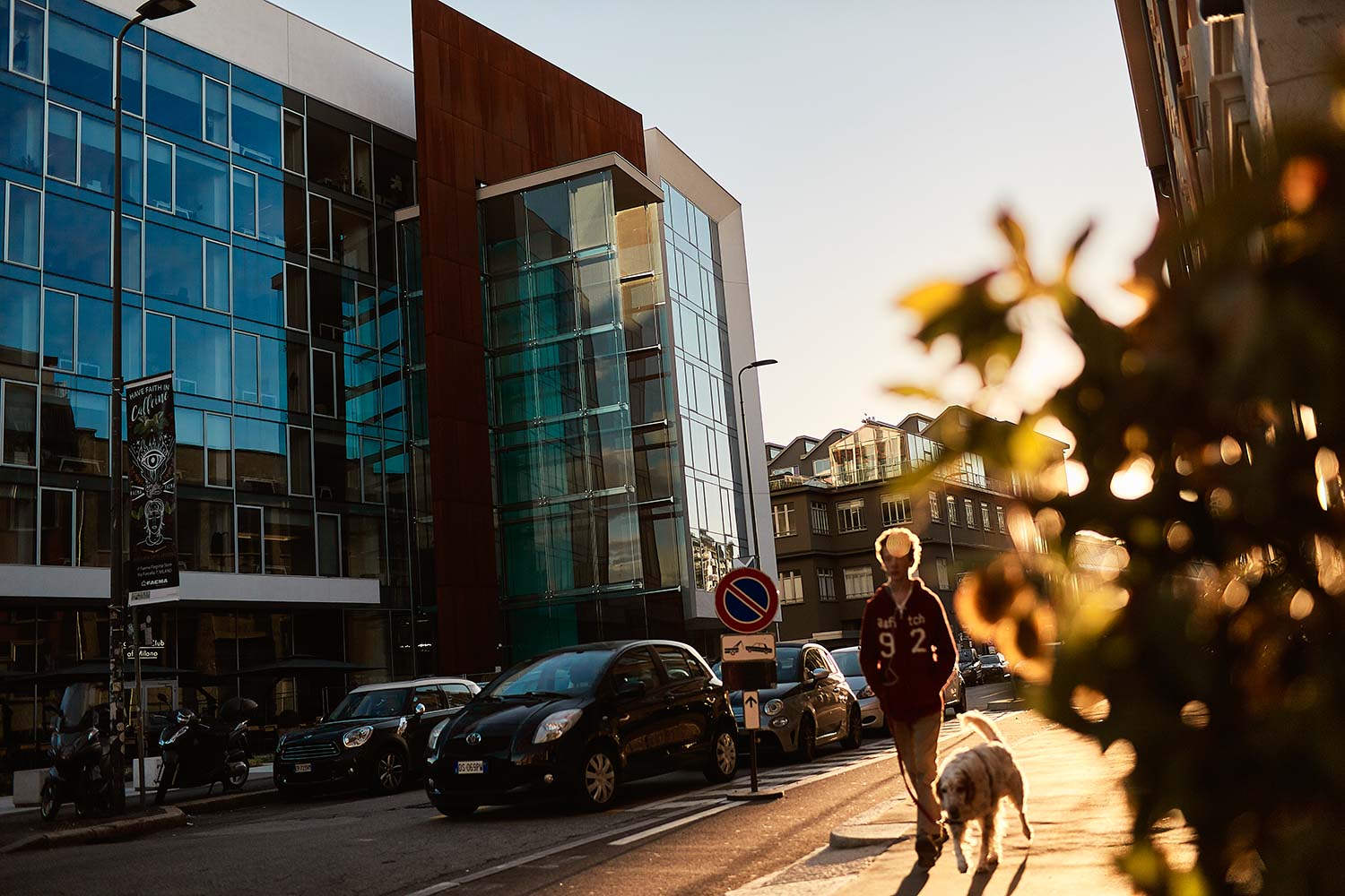 Reportage aziendale corporate real esteate milano da fotografo di interni immobiliare con foto di architettura a milano e fotografia urbana con gente e non in posa stile reportage.