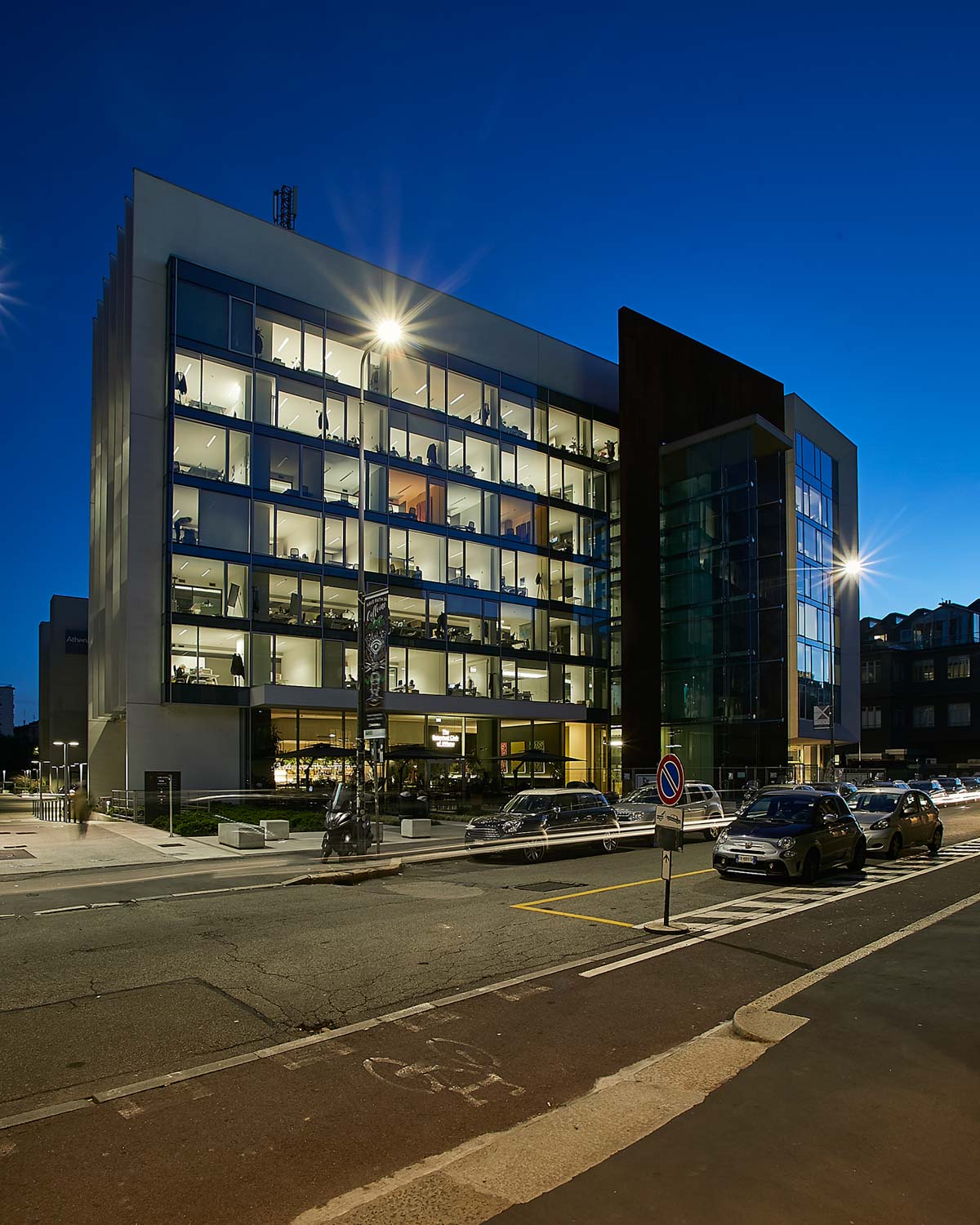 Reportage aziendale corporate real esteate milano da fotografo di interni immobiliare con foto di architettura a milano e fotografia urbana con gente e non in posa stile reportage.