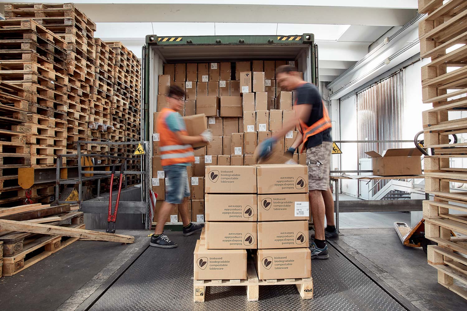 Fotografo a Vicenza con Milano e Venezia per servizi fotografici commerciali industriali e aziendali di trasporti e movimenti merci su gomma con camion e persone al lavoro con foto di interni industriali.