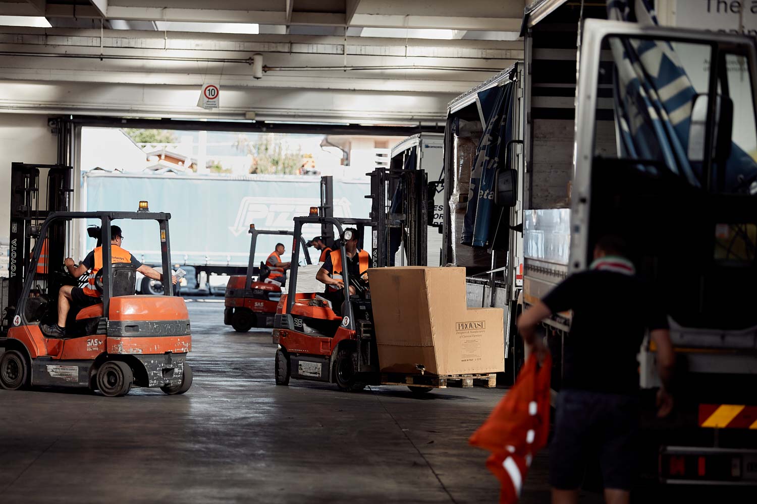 Fotografo a Vicenza con Milano e Venezia per servizi fotografici commerciali industriali e aziendali di trasporti e movimenti merci su gomma con camion e persone al lavoro con foto di interni industriali.