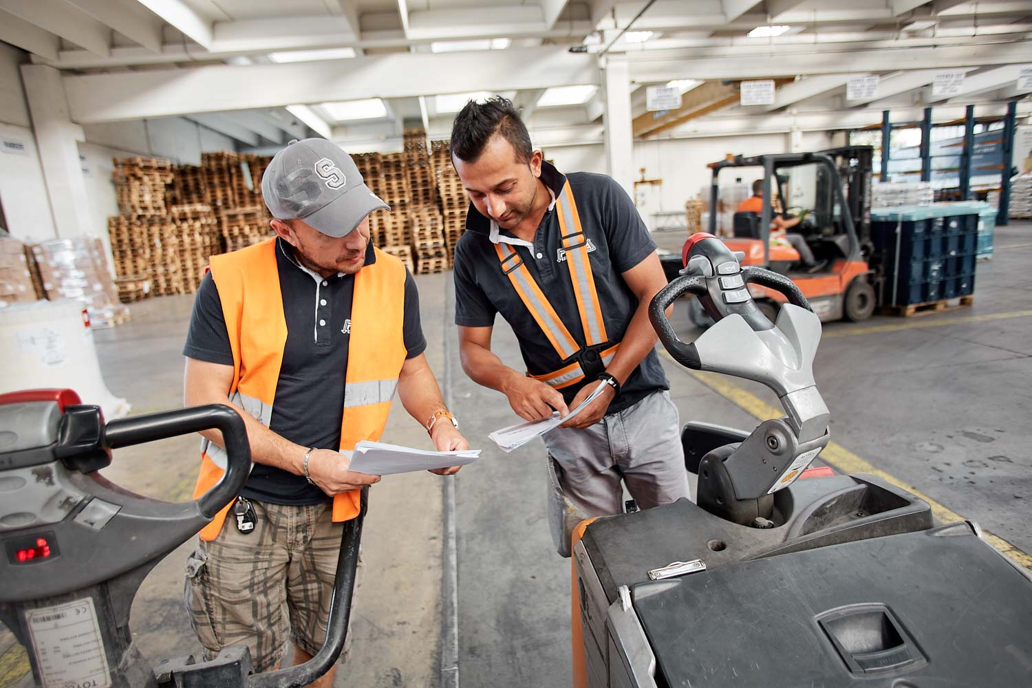 Fotografo a Vicenza con Milano e Venezia per servizi fotografici commerciali industriali e aziendali di trasporti e movimenti merci su gomma con camion e persone al lavoro con foto di interni industriali.