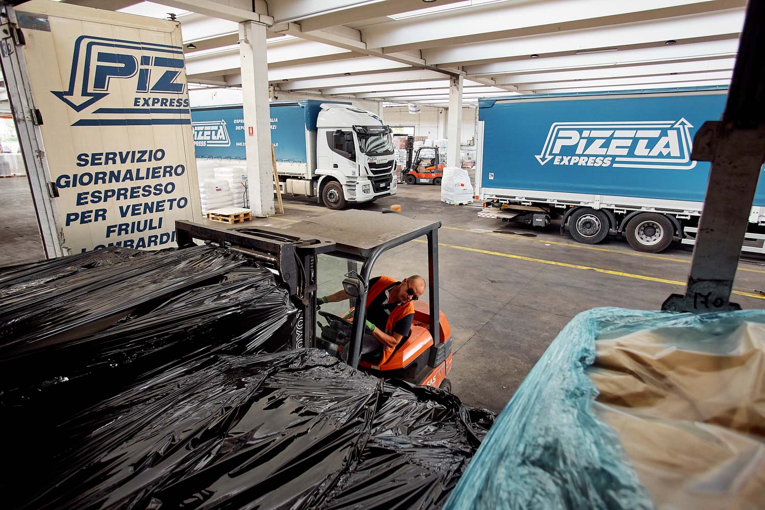 fotografo commerciale per aziende trasporti e movimento merci