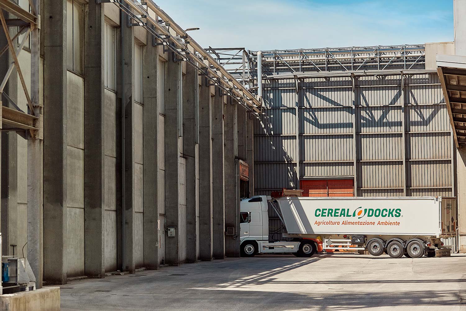 Fotografo di reportage industriale veneto a vicenza e padova per fotografia commerciale aziendale per comunicazione web e monografia per agenti da agenzia di marketing e social media manager vicenza