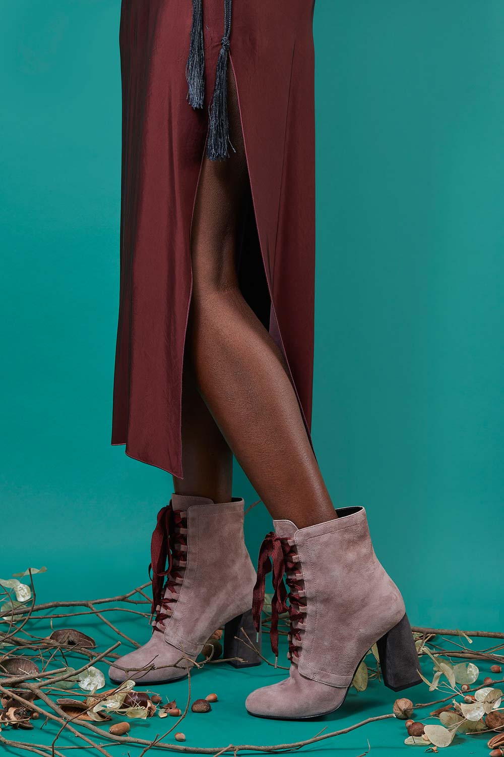 Fotografo pubblicitario per advertising moda fashion donna con calzature e scarpe moda 2019 e fotografo di moda scarpe eleganti con pelle e tessuto in ritratto in studio glamour e fashion con modelle di colore.