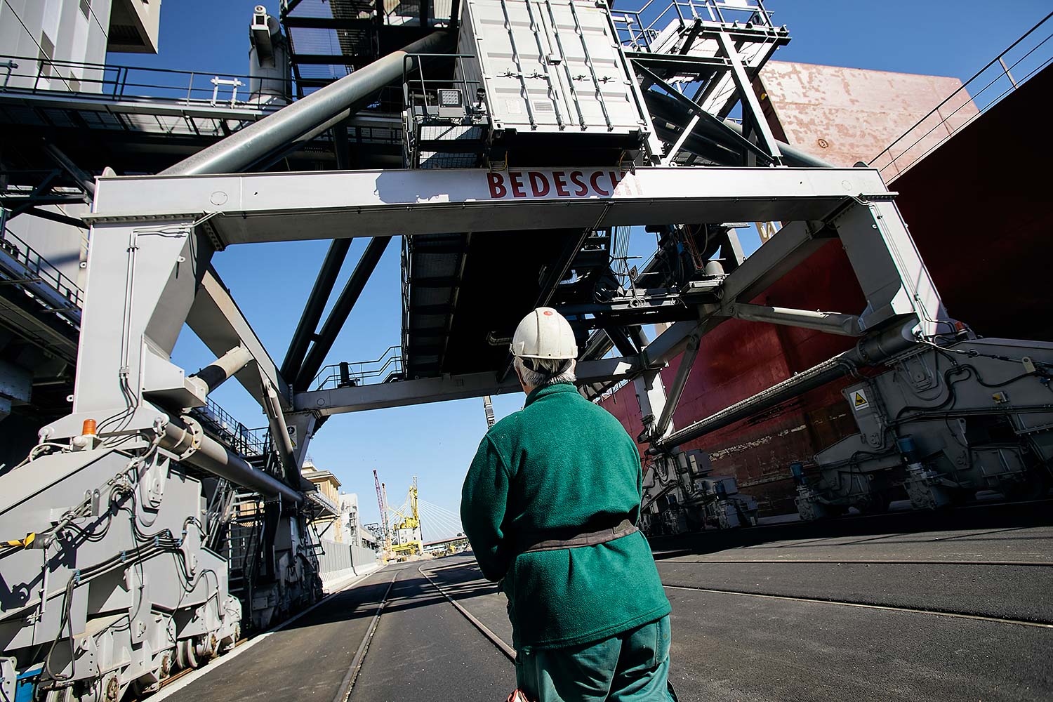 Fotografo reportage industriale marketing aziendale per social e comunicazione commerciale su porto e navi carico scarico corporate carico scarico grandi navi rotte internazionali e architettura industriale