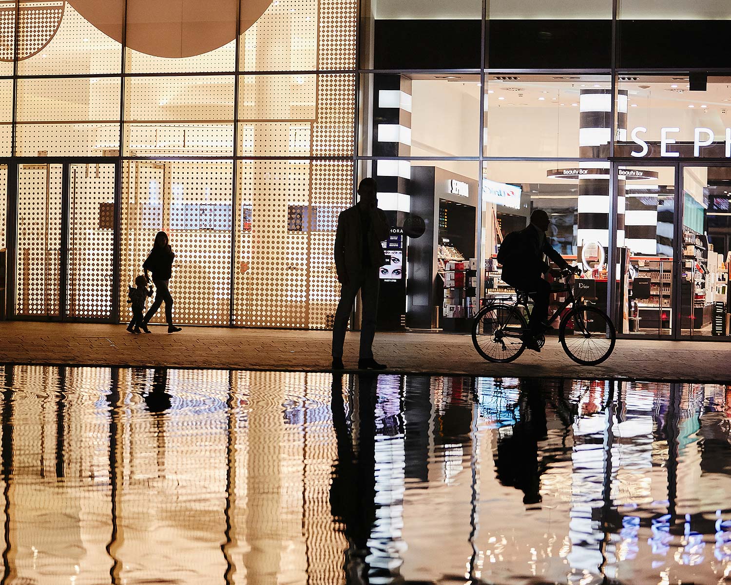 Fotografo di reportage urbano e commerciale per aziende immobiliari COIMA e milano real estate photography con persone piazza gae aulenti zona porta nuova milano, foto spontanee edifici e buildings commerciali e uffici interni