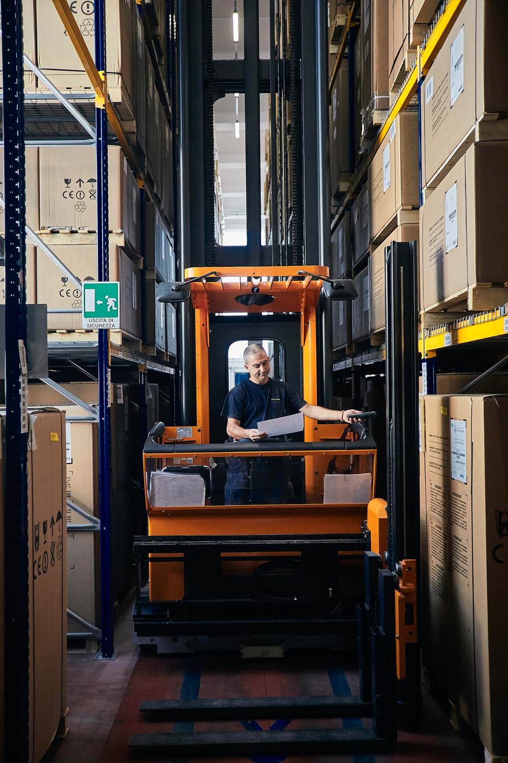 Fotografo trasporti industriali movimento merci camion e fotogafo commerciale aziendale per agenzia di comunicazione con foto per brochure e sito internet