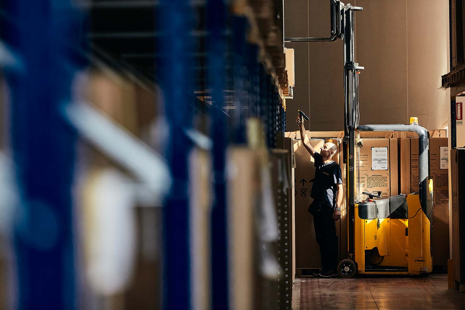 Fotografo trasporti industriali movimento merci camion e fotogafo commerciale aziendale per agenzia di comunicazione con foto per brochure e sito internet