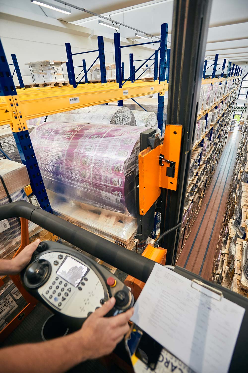 Fotografo trasporti industriali movimento merci camion e fotogafo commerciale aziendale per agenzia di comunicazione con foto per brochure e sito internet