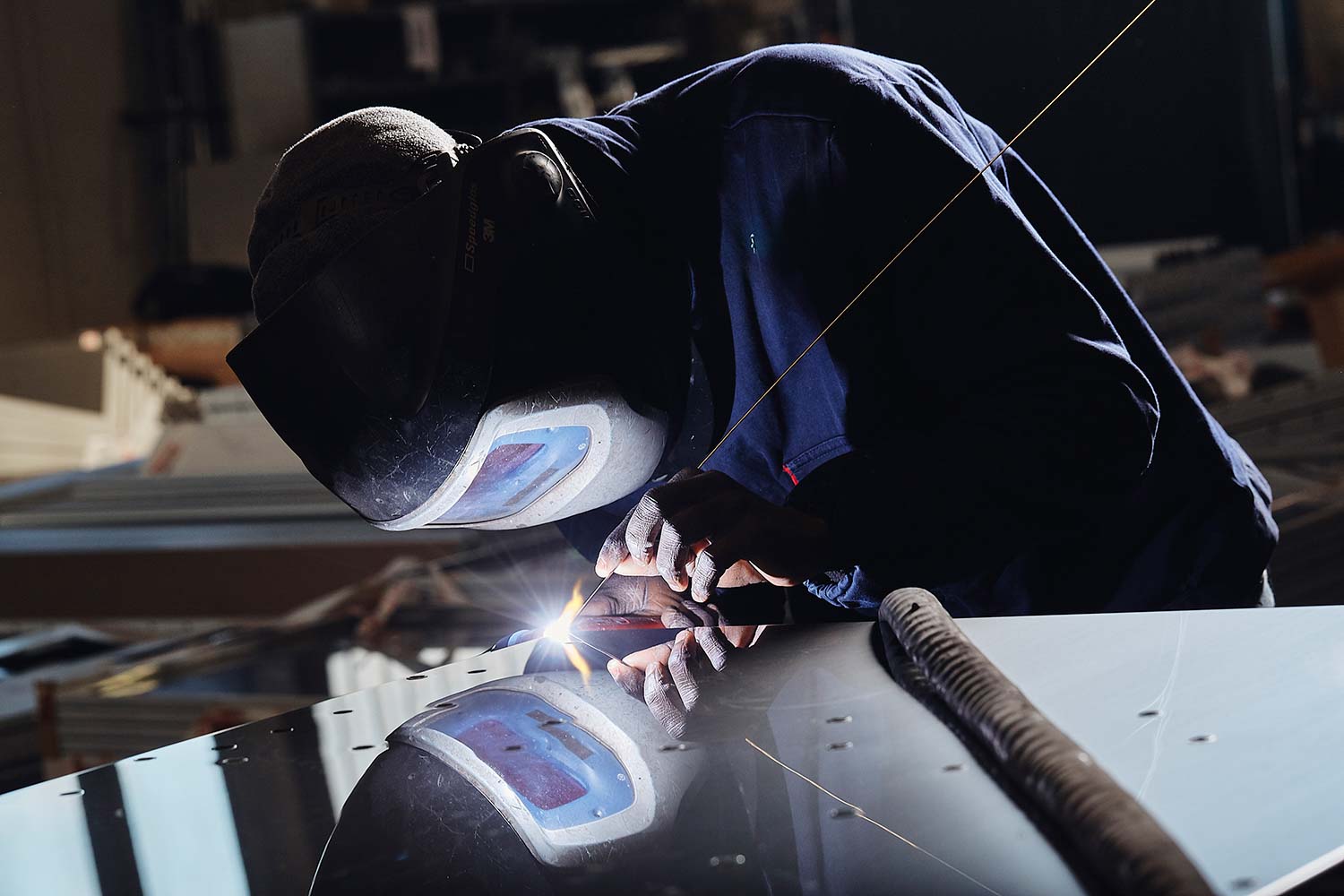 Fotografo commerciale Vicenza Treviso e Venezia con reportage lavori meccanici metalmeccanici produzione industriale per brochure cataloghi e comunicazione aziendale da agenzia di comunicazione Milano con fotografo industriale.