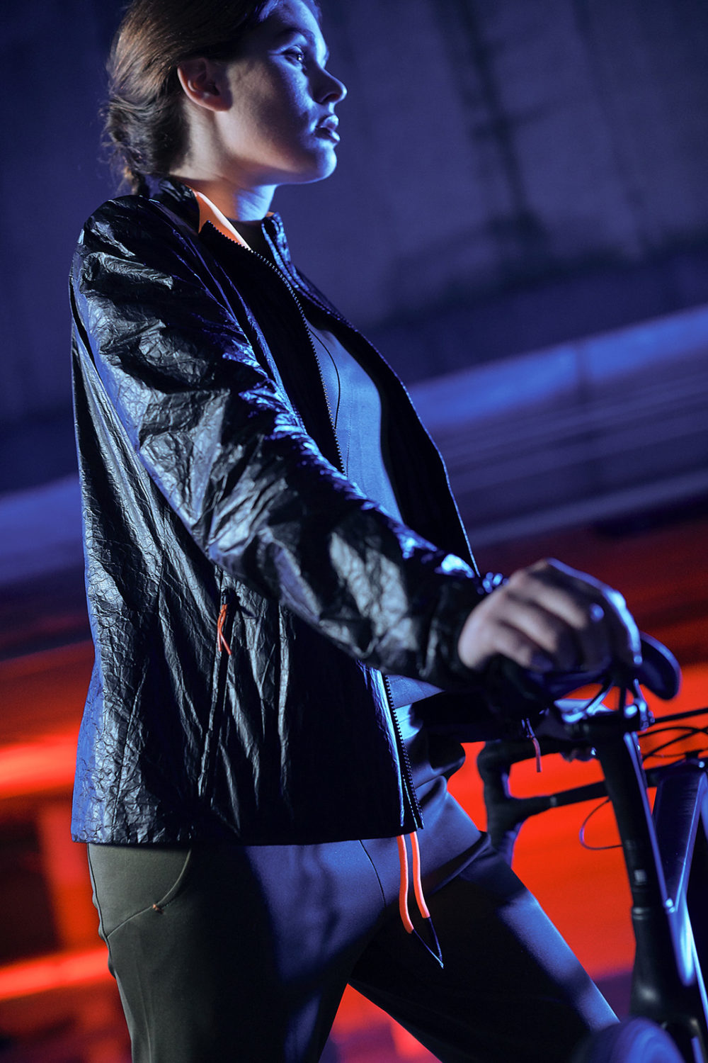 fotografo commerciale a vicenza moda sport reportage industriale e backstage video Dainese bike collection awa black