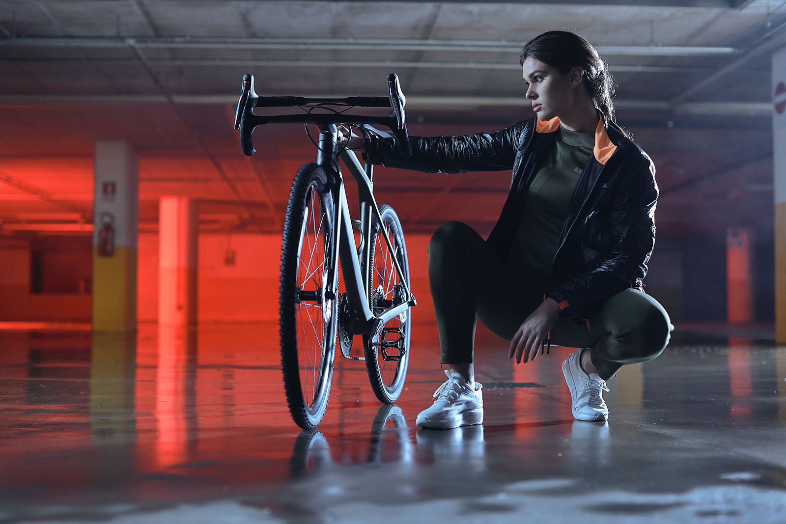 fotografo commerciale a vicenza per moda look book modelle sport reportage industriale e backstage video Dainese bike collection awa black