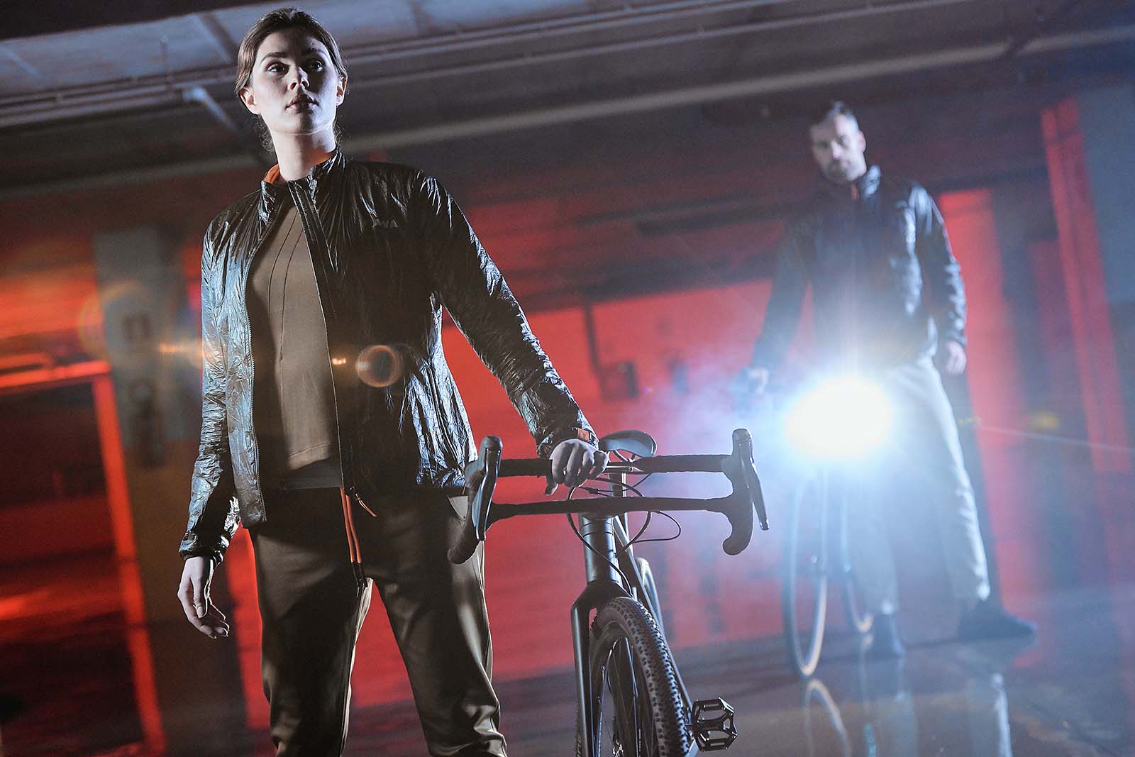 fotografo commerciale a vicenza per moda look book modelle sport reportage industriale e backstage video Dainese bike collection awa black