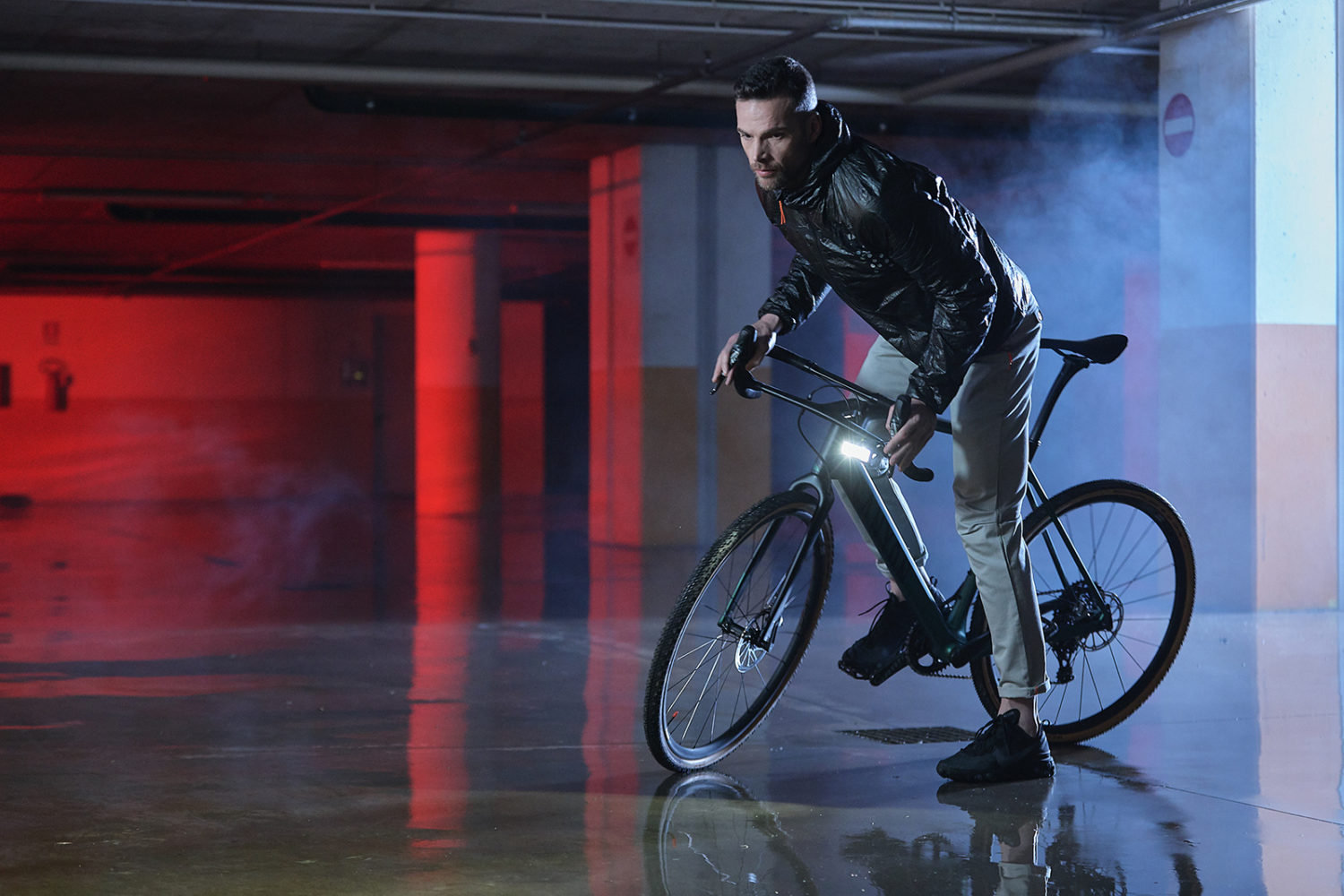 fotografo commerciale a vicenza per moda look book modelle sport reportage industriale e backstage video Dainese bike collection awa black