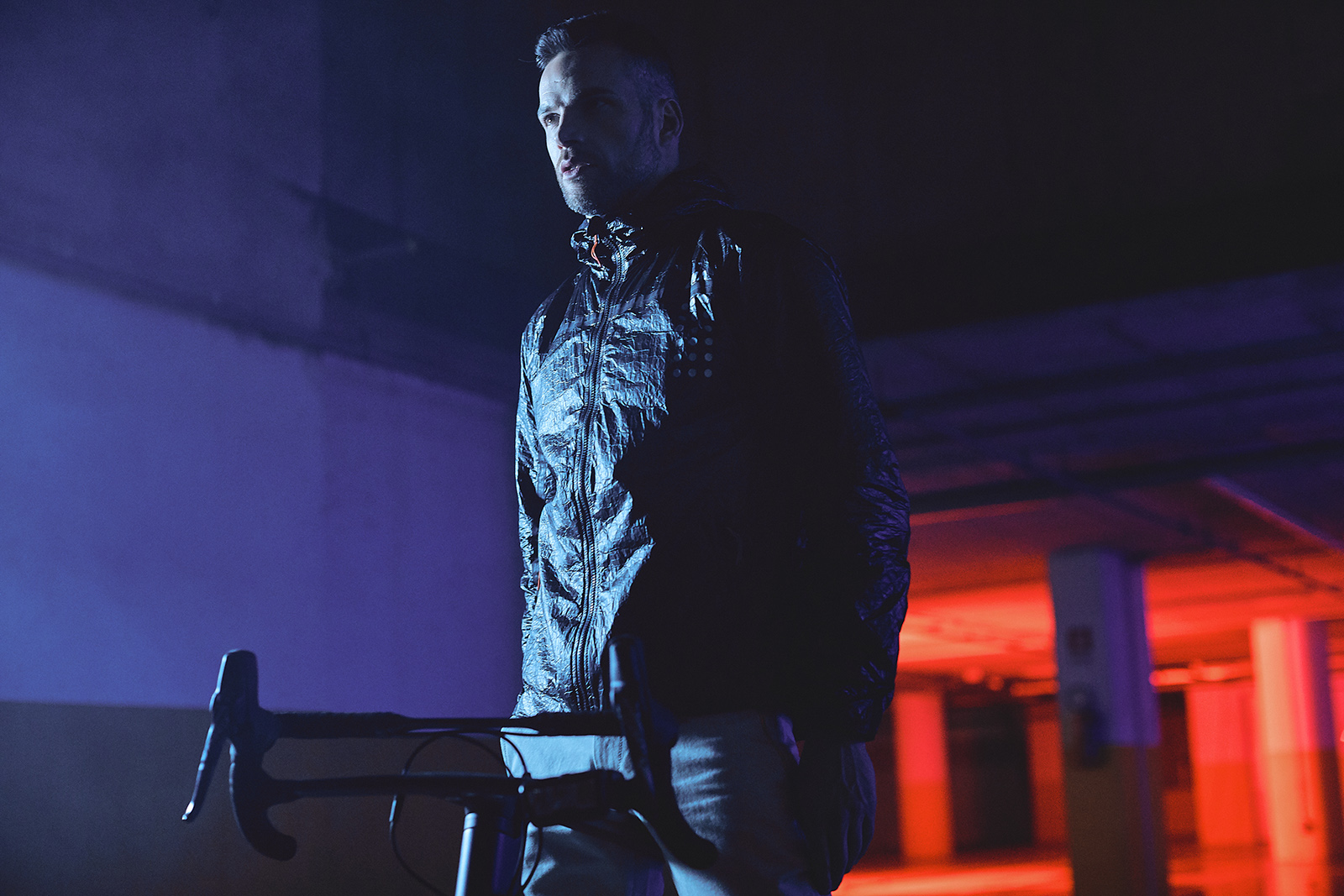 fotografo commerciale a vicenza per moda look book modelle sport reportage industriale e backstage video Dainese bike collection awa black