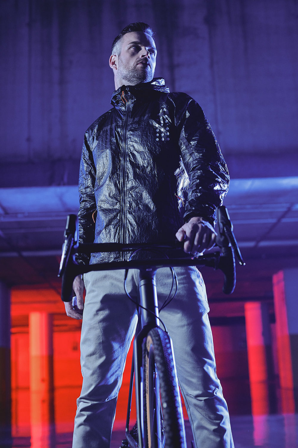 fotografo commerciale a vicenza per moda look book modelle sport reportage industriale e backstage video Dainese bike collection awa black