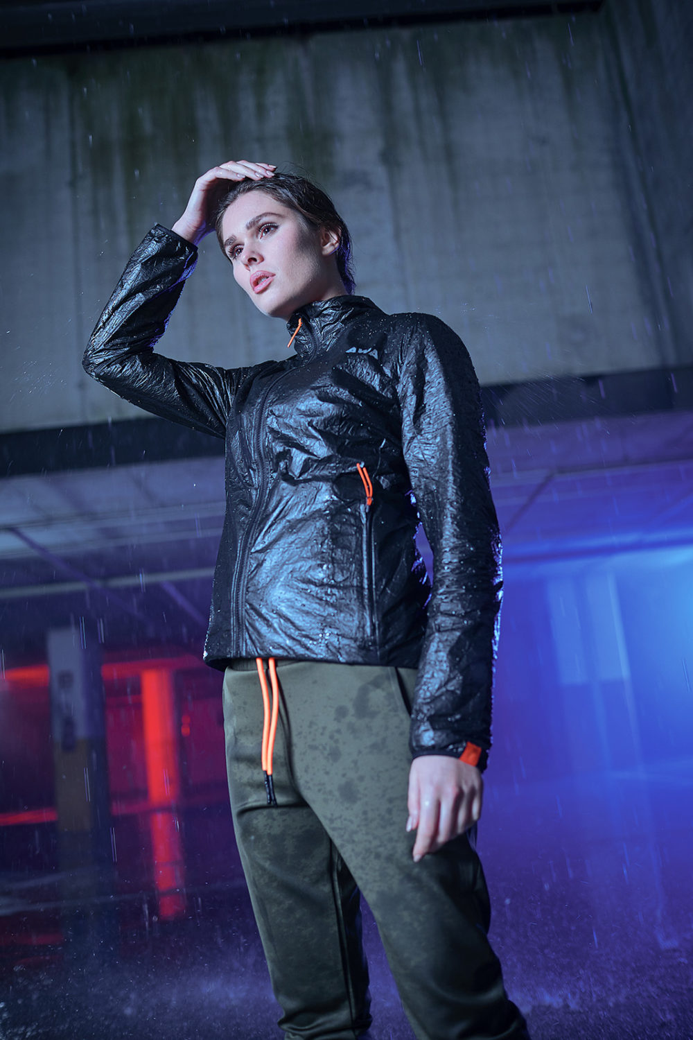 fotografo commerciale a vicenza per moda look book modelle sport reportage industriale e backstage video Dainese bike collection awa black