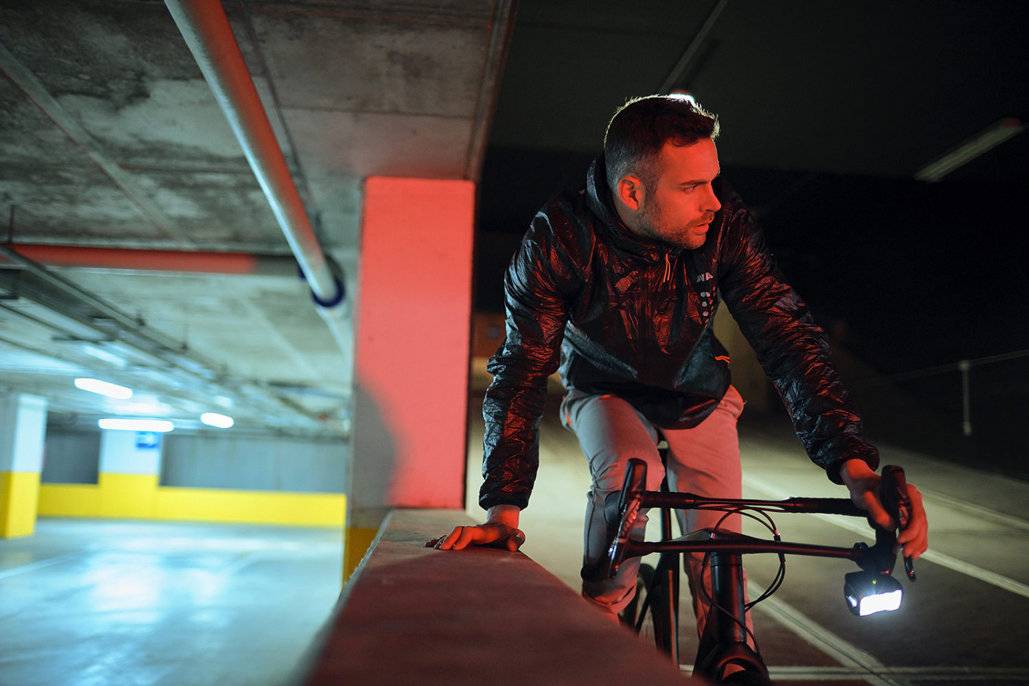 fotografo commerciale a vicenza per moda look book modelle sport reportage industriale e backstage video Dainese bike collection awa black
