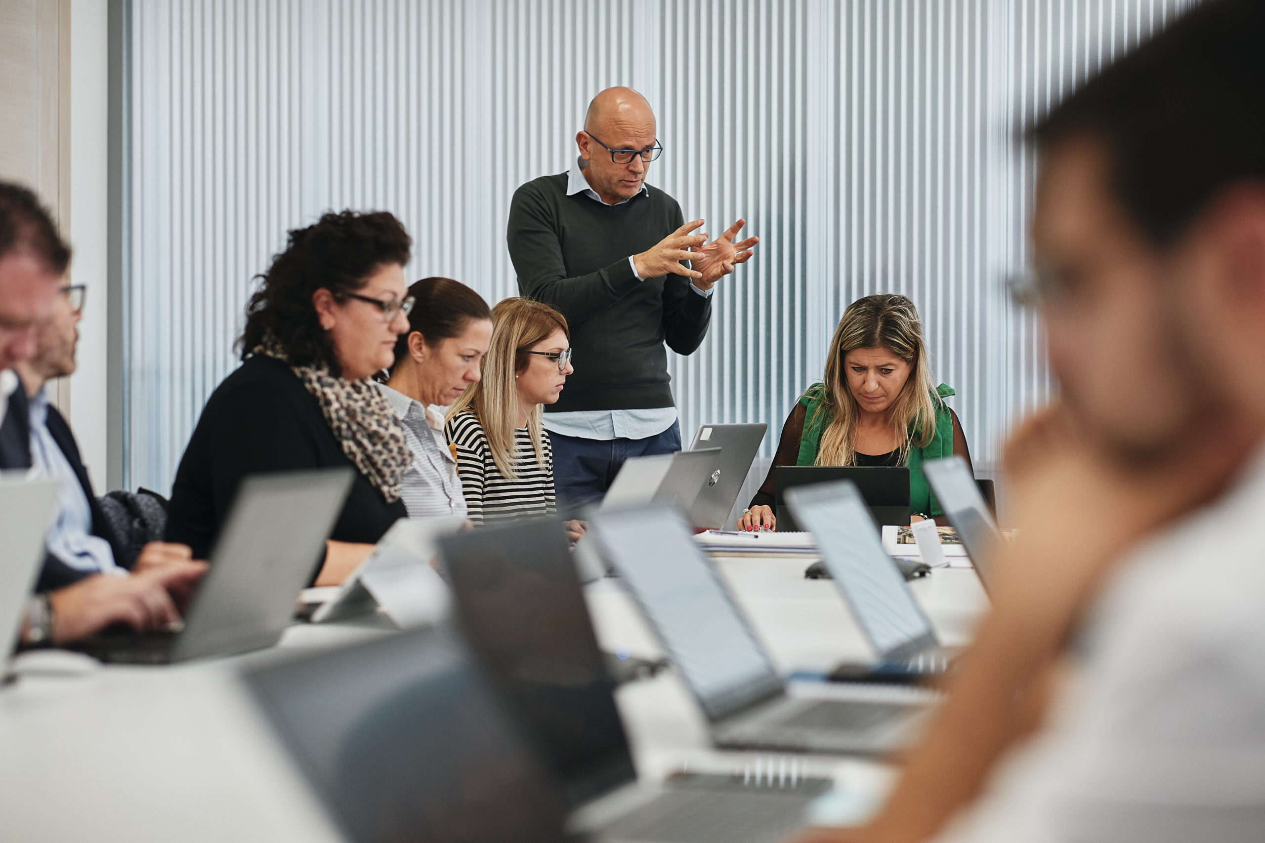 Immagini corporate aiendali riunione operativa